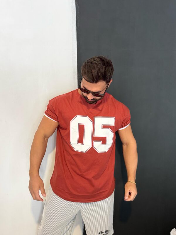 Dar Kol OVERSİZE Kesim 50 Baskılı KİREMİT rengi FİT MODEL V yaka %100 PAMUK Fitness-Günlük Kullanıma Uygun