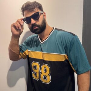 98 Baskılı V Yaka Oversize Tişört Delikli Kumaş