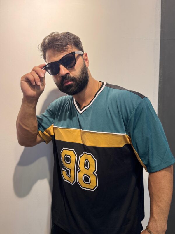 98 Baskılı V Yaka Oversize Tişört Delikli Kumaş