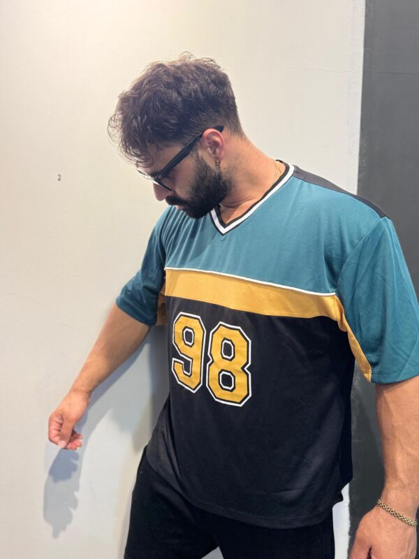 98 Baskılı V Yaka Oversize Tişört Delikli Kumaş - Görsel 3