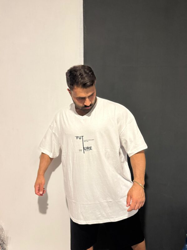 Beyaz Küçük Baskılı V Yaka Oversize Tişört Penye Kumaş - Görsel 2