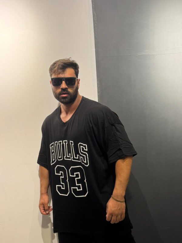 V Yaka Bulls Baskılı Siyah Battal Penye Tişört