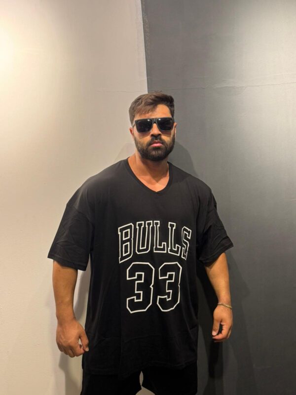 V Yaka Bulls Baskılı Siyah Battal Penye Tişört - Görsel 4