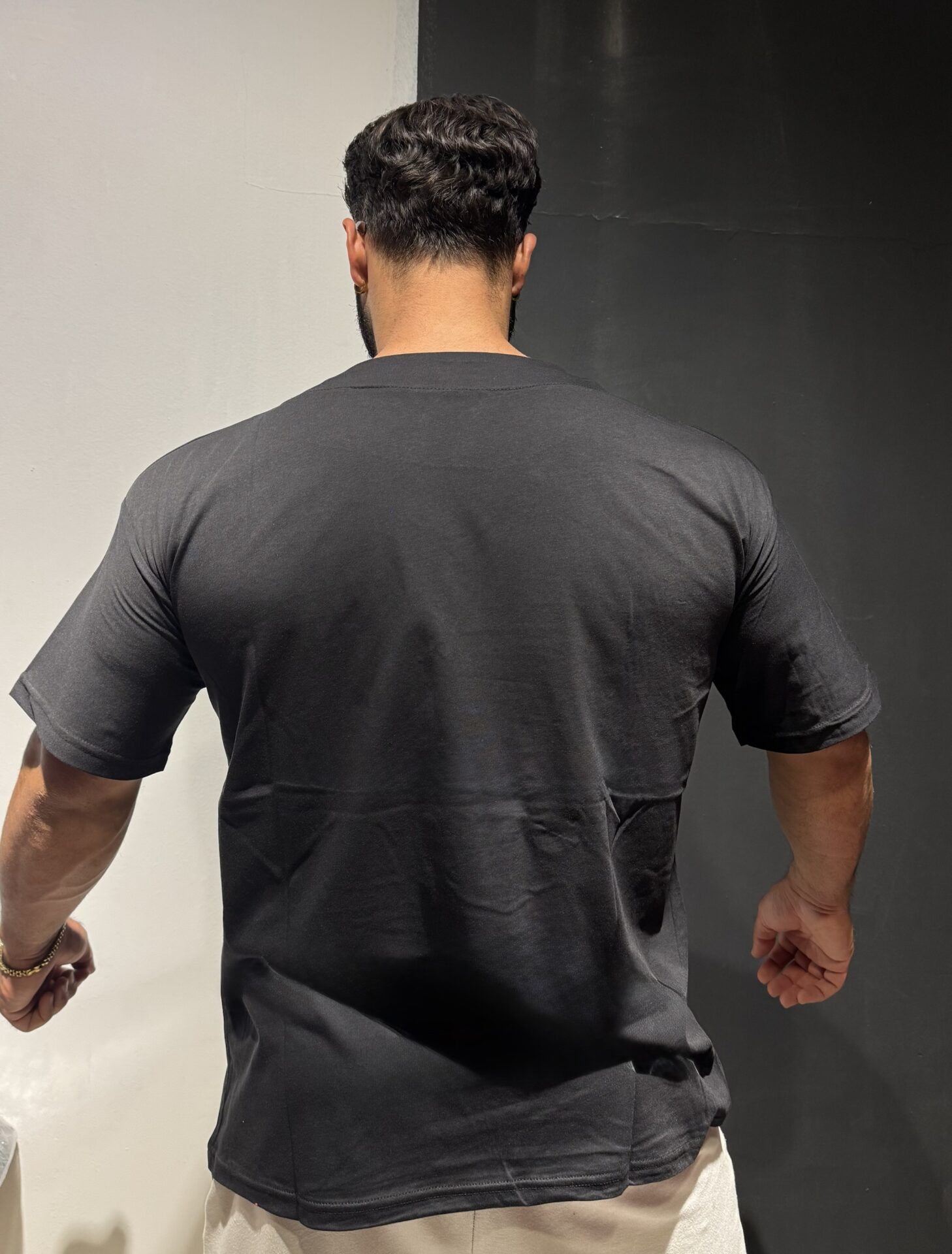 Fake Gym Baskılı Siyah V Yaka Oversize Pamuk Bol Tişört - Görsel 4