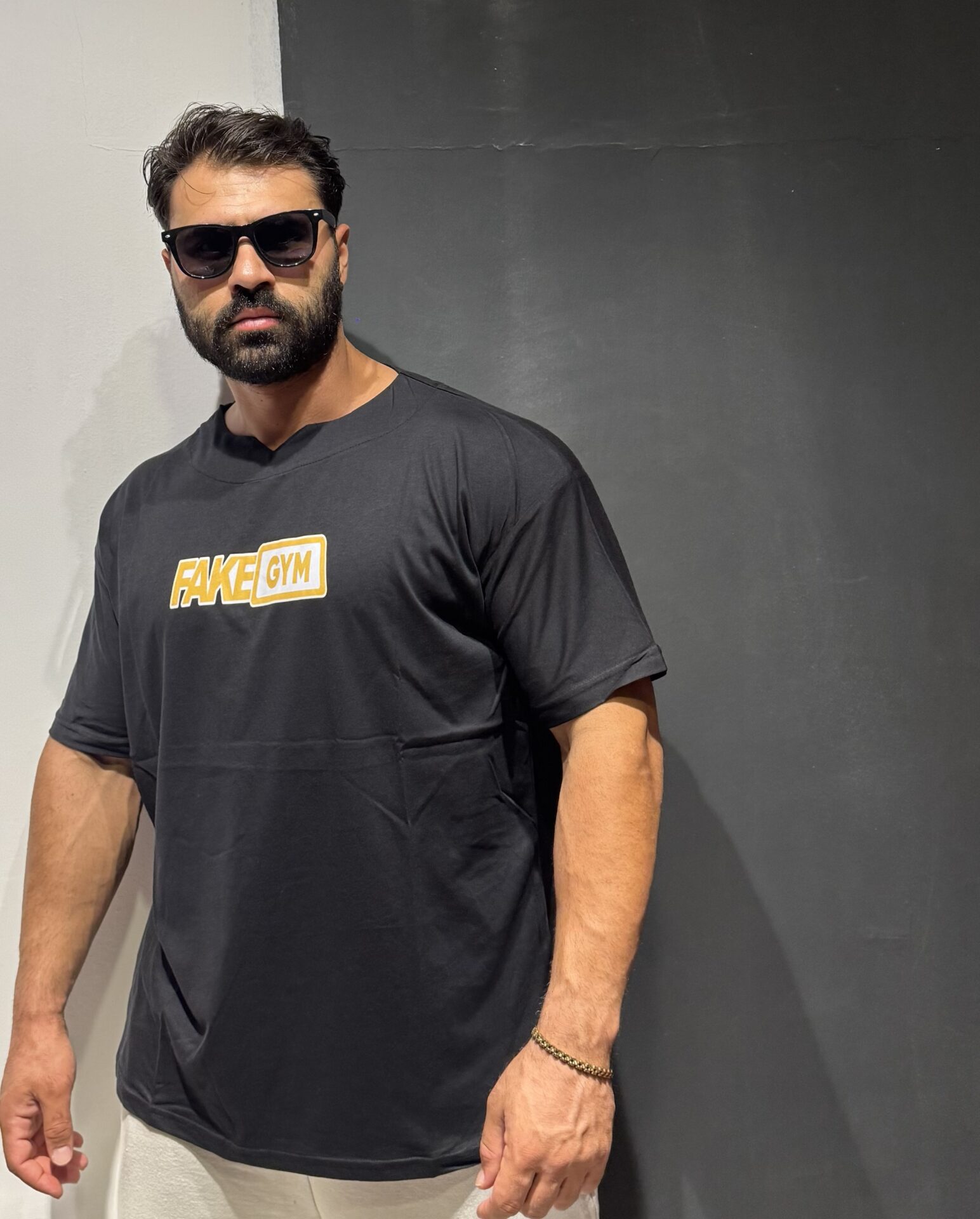 Fake Gym Baskılı Siyah V Yaka Oversize Pamuk Bol Tişört - Görsel 3