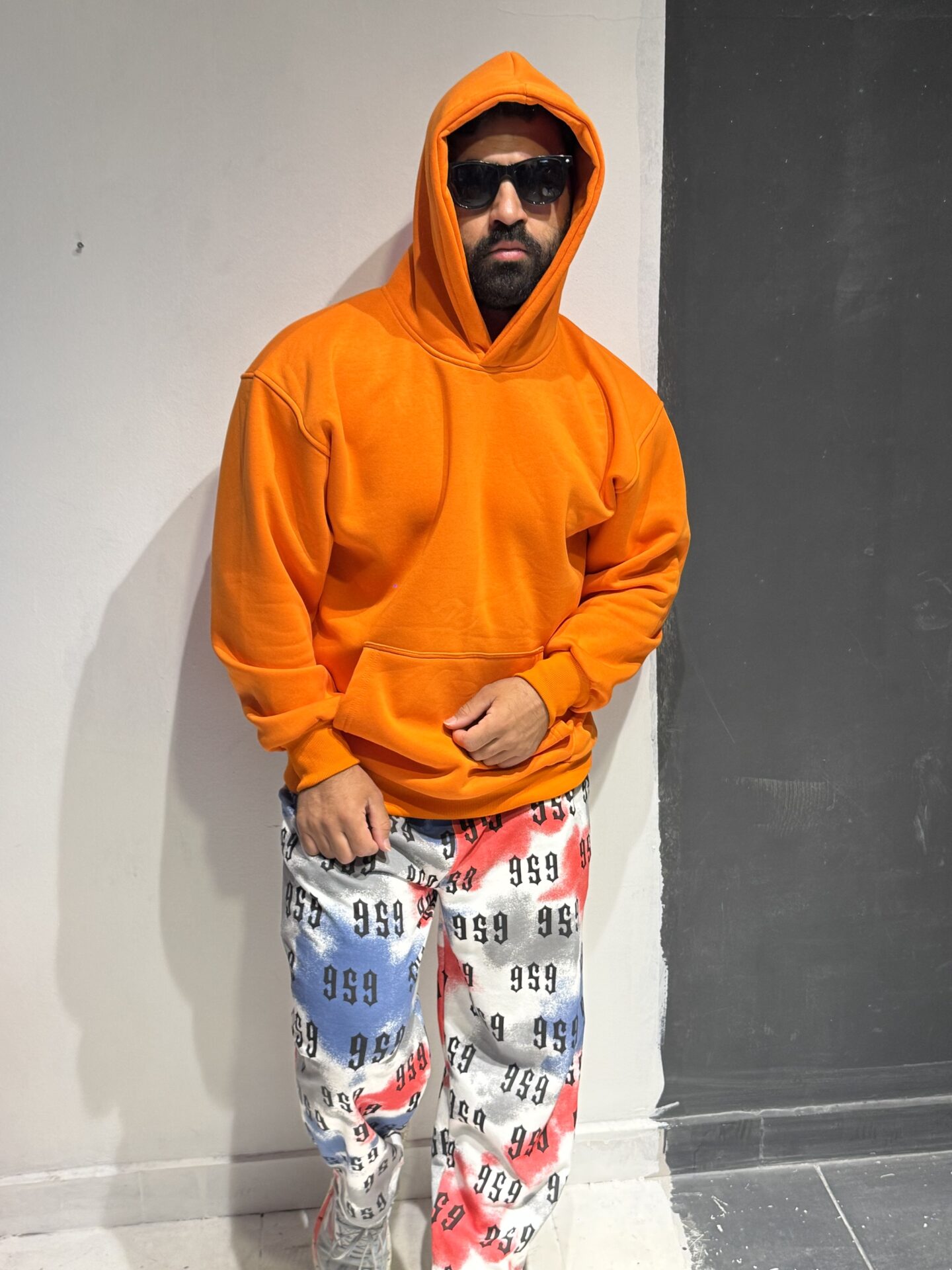 Turuncu ya da Mavi Kapşonlu Seçeneği İle 959 no Eşofman Takım Tarz Kombin - Görsel 4