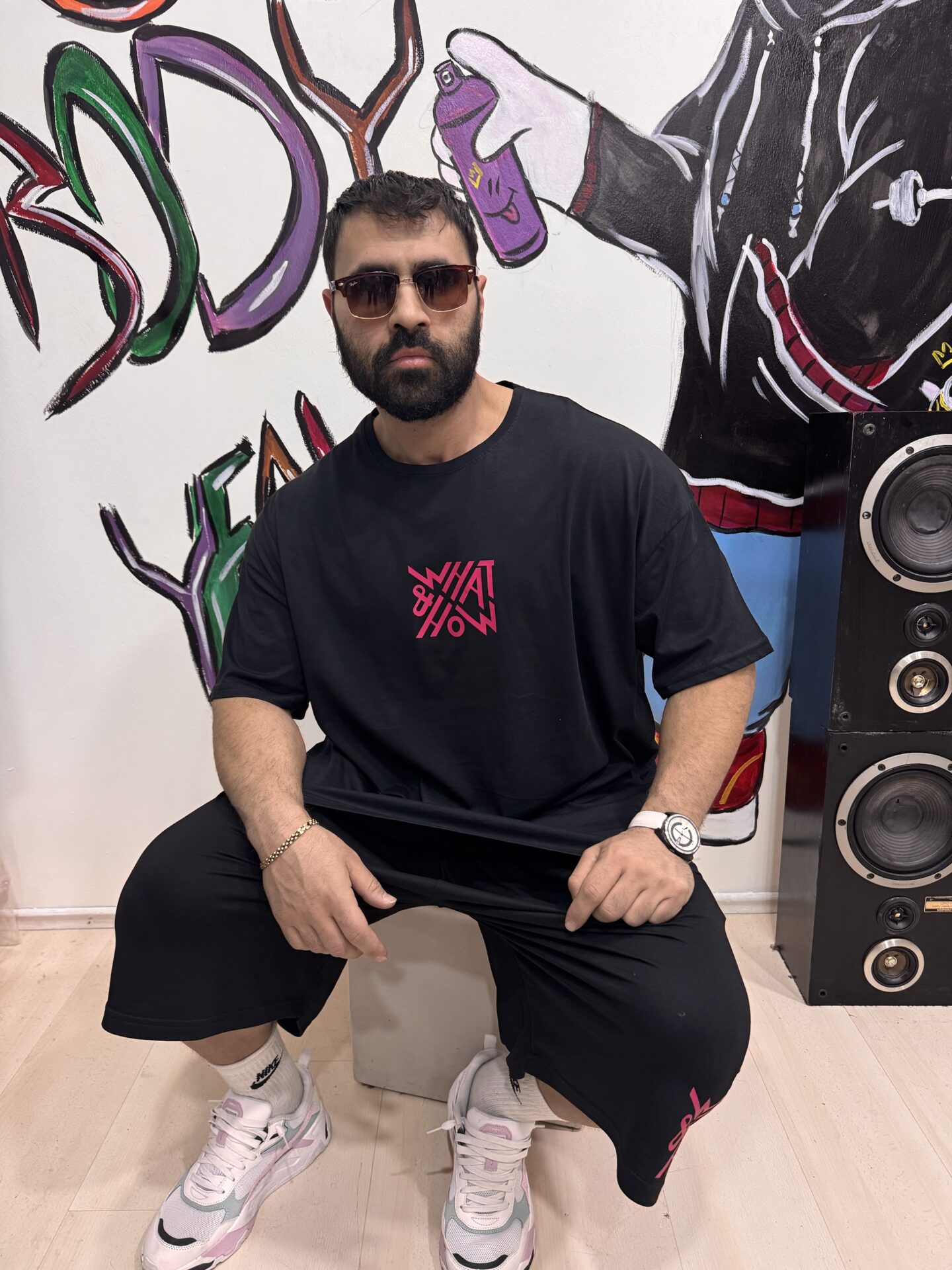 Siyah HowWhat Baskılı Penye Kısa Kol Tişört Uzun Kesim Penye Kumaş Küçük Detay Sevenlere Özel - Görsel 3