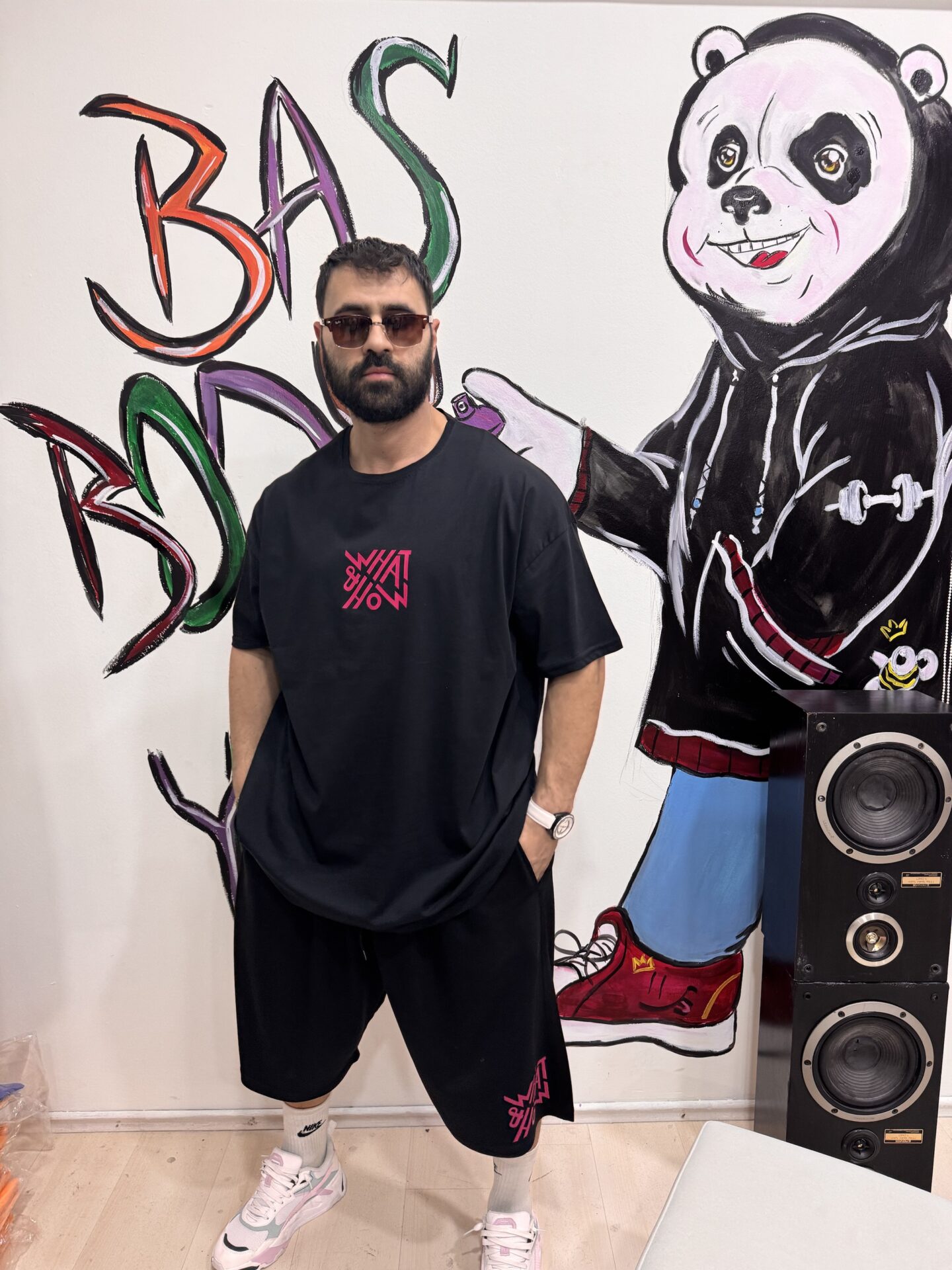 Siyah HowWhat Baskılı Penye Kısa Kol Tişört Uzun Kesim Penye Kumaş Küçük Detay Sevenlere Özel - Görsel 5