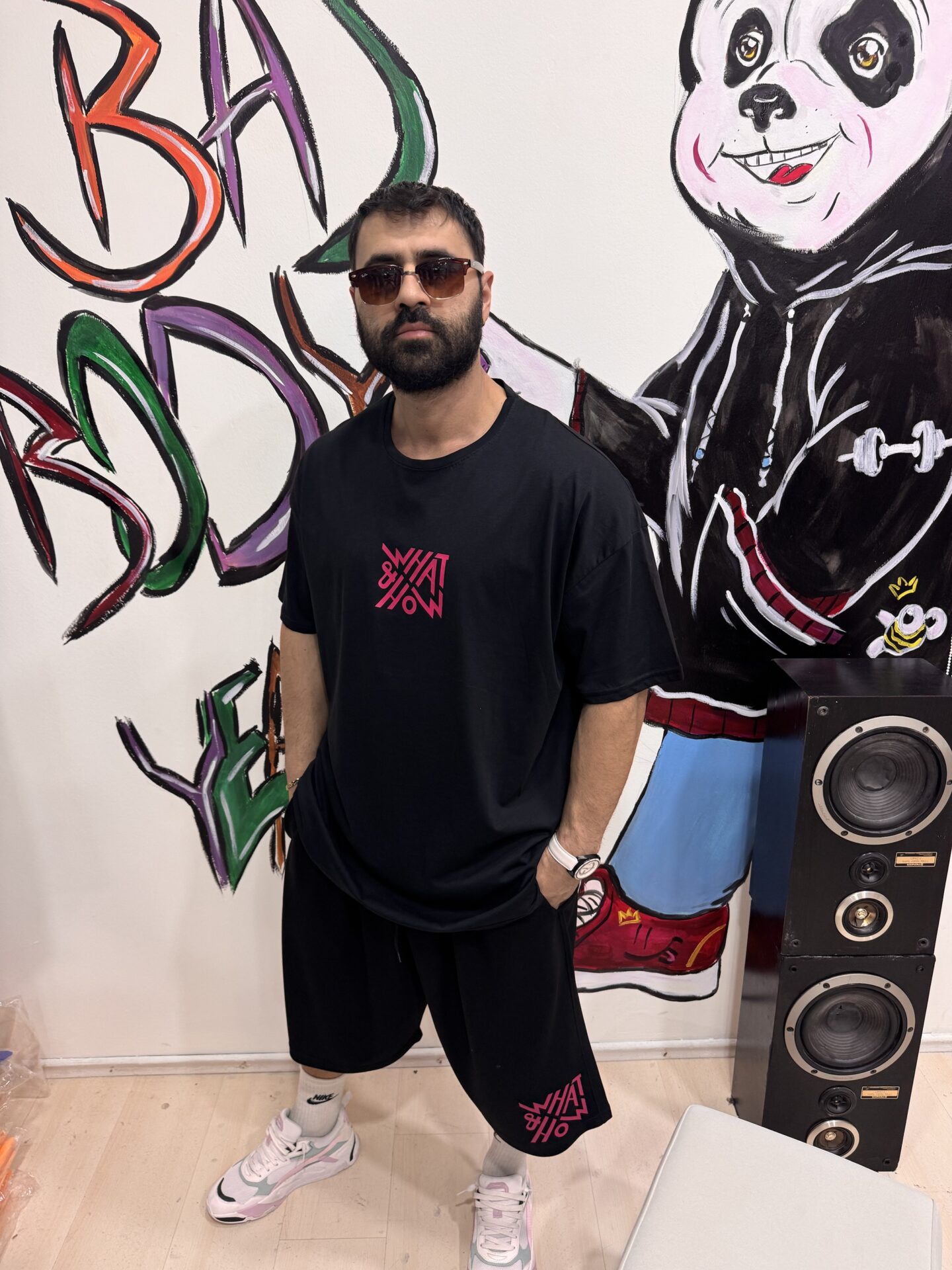 Siyah HowWhat Baskılı Penye Kısa Kol Tişört Uzun Kesim Penye Kumaş Küçük Detay Sevenlere Özel - Görsel 4