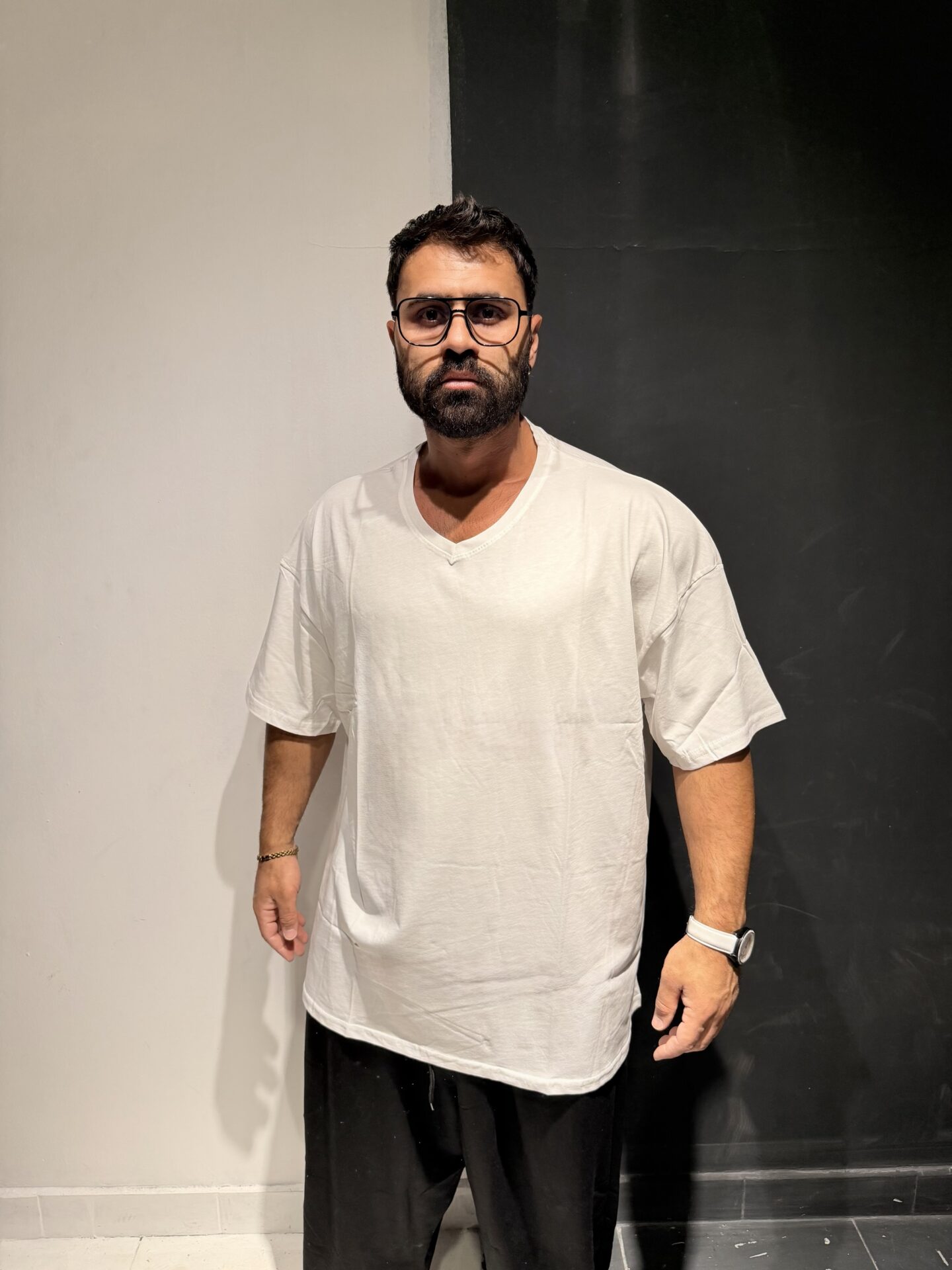 V Yaka Beyaz Kısa Kol %100 Pamuk Penye Basic Baskısız - Görsel 3